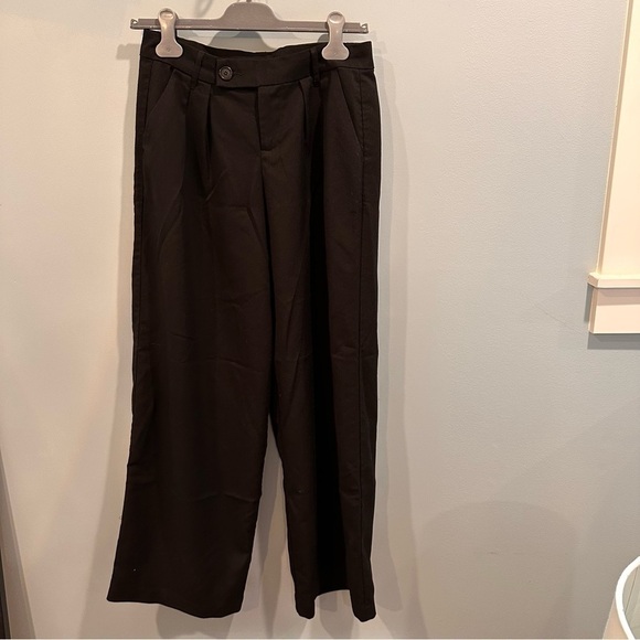 Divided black wide leg dress/work pants with pleats. Size 6. - Picture 2 of 10